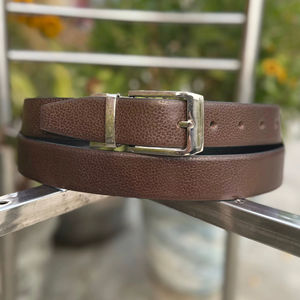 Ceinture classique pour homme en cuir de vachette réversible avec boucle en fer, design personnalisable noir et marron pour le bureau et les occasions décontractées - Product Image 1