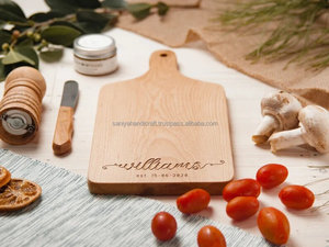 Petite planche à fromage personnalisée faite à la main avec poignée Cadeau de famille de mariage gravé personnalisé Planche à découper à la main Plats et assiettes - Product Image 4