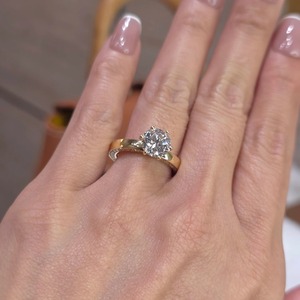 Anillo de compromiso solitario de oro macizo de 14K con diamante de laboratorio de 2.70 quilates de corte brillante y engaste de puntas, con banda a juego de lujo con pavé. - Product Image 1