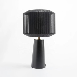 Lanterne en obsidienne, lampe de table en métal avec abat-jour en verre côtelé fumé, finition noire mate, éclairage d'ambiance design - Product Image 2