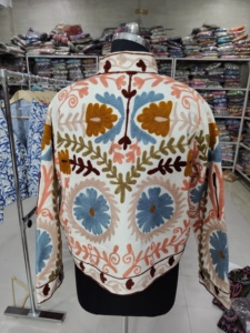 Chaqueta Acolchada de Terciopelo Estilo Bohemio con Bordado a Mano, Patrón de Patchwork, Cuello Mandarín, Manga Larga, Ropa Exterior Casual de Otoño para Mujer - Product Image 6