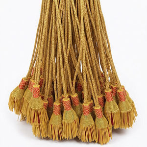 Nœud de cérémonie rouge et doré pour épée avec pompon 100 % coton, détails décoratifs en fil métallique pour accessoires d'épée formels - Product Image 3