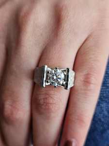 แหวนหมั้นเพชรเม็ดเดี่ยว 2.02 กะรัต เพาะเลี้ยงในห้องปฏิบัติการ ทองคำแท้ 14K รับรองโดย IGI แหวนแต่งงานผู้ชายแบบวงกว้างหรูหรา - Product Image 5