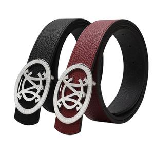 Cinturón Casual de Cuero Vacuno Negro Kivotech con Hebilla de Placa Plateada con Letras y Diseño Sólido - Product Image 4