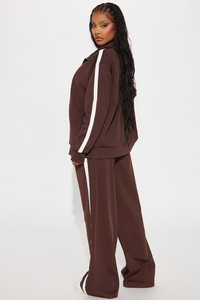 Conjunto Deportivo Personalizado con Pedrería, Pantalones Deportivos Anchos y Sudadera con Capucha - Product Image 5