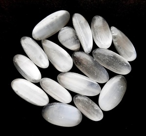 Pierre de Sélénite Cabochon pour la Croissance Professionnelle, l'Élimination des Énergies Négatives, la Guérison Reiki, la Méditation, Bijou Cadeau - Product Image 1