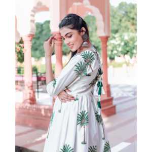 เดรสทรงเอเอวสูงพิมพ์ลายต้นไม้สีขาว - Product Image 4