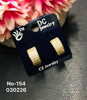 Boucles d'oreilles clous en alliage d'acier inoxydable plaqué or KVM, pierres CZ micro-incrustées, design géométrique tendance, pour fiançailles, style luxe léger
