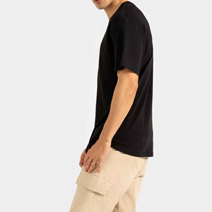 Camiseta de algodón negra de manga larga con cuello redondo para hombre, diseño casual de punto transpirable, talla grande, con logo frontal y diseño liso. - Product Image 3