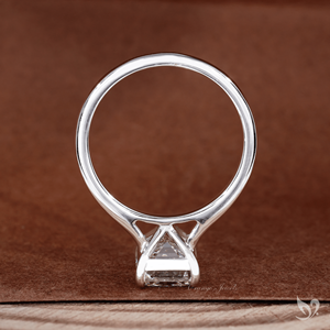 Anillo de Diamante de Laboratorio con Corte Esmeralda de 3 Quilates, Modelo Showstopper, con Engaste Solitario Alto en Oro Blanco de 10k, Elegante Anillo de Compromiso - Product Image 2