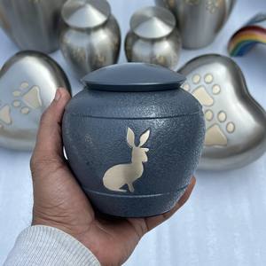 Urnes funéraires en laiton de qualité supérieure pour cendres d'animaux, urne pour chat gravée, urnes funéraires roses pour cendres d'animaux, urne artisanale en laiton et étain pour animaux de compagnie - Product Image 1