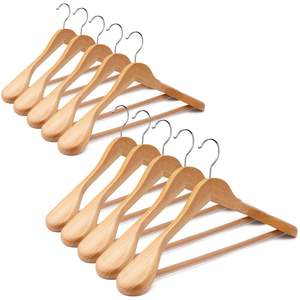 Percha de madera resistente con soporte ancho para hombros, ideal para guardar chaquetas pesadas, trajes y ropa formal. - Product Image 5