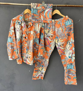 Ensemble de pyjama imprimé élégant en coton doux, vêtements de nuit confortables, vêtements de détente - Product Image 1