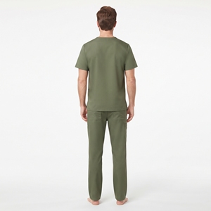 Tenue médicale pour hommes : Blouse à col en V et pantalon cargo respirant en polyester et élasthanne pour infirmiers - Product Image 2