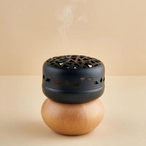 Brûleur d'encens Bakhoor moderne avec couvercle en métal et base en bois - Product Image 1
