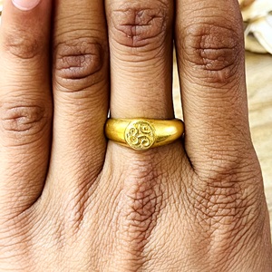Nouvel Arrivage Bague Chevalière Om en Laiton Plaqué Or 18 carats, Style Bohème et Ethnique, Design Yoga Spirituel pour Femme, pour Vente en Gros/OEM/ODM - Product Image 4