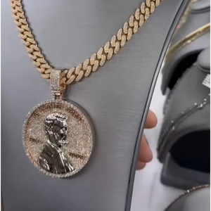 Pendentifs Hip Hop Personnalisés Grand Format 3D Visage d'Abraham Lincoln Bling Bling Diamant Moissanite de Laboratoire Effet Glacé – Ventes Flash - Product Image 1