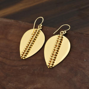 Boucles d'oreilles élégantes plaquées or 18 carats avec détails perlés |   Grandes boucles d'oreilles en forme de goutte d'eau - Product Image 3