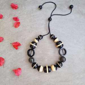 Collar de cuentas de resina geométricas a la moda con perlas de imitación de todos los colores en forma de bola, estilo clásico con cadena de eslabones. - Product Image 1