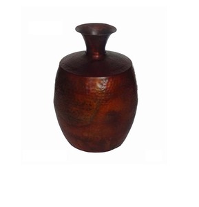 Vase décoratif en aluminium artisanal avec texture de surface détaillée pour la décoration de la maison - Product Image 2