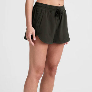Tela suave y transpirable, perfecta para el uso diario y cómodo. En stock. Shorts ligeros para mujer Nora. - Product Image 3