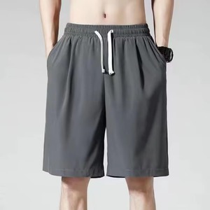 Shorts pour hommes gris à séchage rapide avec cordon de serrage et poches, taille mi-haute, style décontracté, longueur Bermuda, en tissu polyester tricoté - Product Image 1