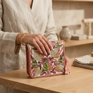Pochette à bandoulière artisanale en broderie Crewel du Cachemire, couleur crème, avec motif Chinar d'automne - Product Image 5