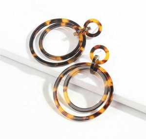 Boucles d'oreilles personnalisées en résine brillante de luxe, motif féerique, faites à la main, artistiques, modernes, accessoire de mode pour femmes - Product Image 2