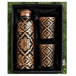 Botella de Agua de Cobre con Diseño Floral Tradicional y Dos Tazas, Juego de Bebidas Portátil para Viajes - Product Image 6
