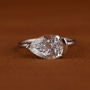 Bague Solitaire Minimaliste de Mariage en Or Massif 14 carats Certifiée IGI pour Femme, avec Diamant CVD de Laboratoire Taille Poire de Haute Qualité - Product Image 1