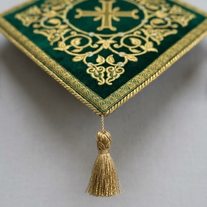 Badge d'église brodé en velours vert, ornement à pompon Sainte Trinité avec fermoir papillon pour la décoration de vêtements de mode - Product Image 1