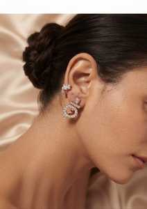 Boucles d'oreilles géométriques en or rose avec diamants, style halo, bijoux d'oreille tendance pour les fêtes et les mariages - Product Image 1