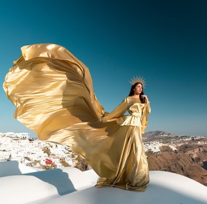 Robe de soirée longue et fluide en satin doré de luxe avec traîne et parure de couronne rayonnante pour séance photo féminine - Product Image 1