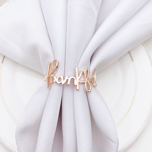 Elegante anillo decorativo para servilletas de acero inoxidable con acabado dorado premium para eventos. - Product Image 2