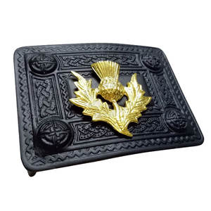 Hebilla de cinturón escocesa premium, color negro azabache, con diseño celta y cresta de cardo dorada, elegante accesorio para trajes escoceses de las Tierras Altas - Product Image 2