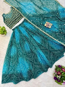 Conjunto Tradicional Indio-Pakistaní de Lehenga Choli para Mujer, Estampado, en Faux Georgette, Verde con Bordado Dorado, Largo hasta el Suelo, para Bodas - Product Image 5