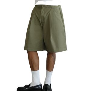 Pantalones Cortos Unisex de Sarga 100% Algodón, Estilo Vacacional, Pierna Ancha, Plisados, Color Oliva, Colección Verano 2026 - Product Image 1