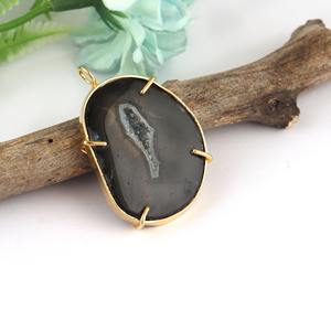 Pendentif ovale en agate drusy marron plaqué or avec cristaux sertis à griffes, collier statement, bijou fantaisie, cadeau pour elle - Product Image 1