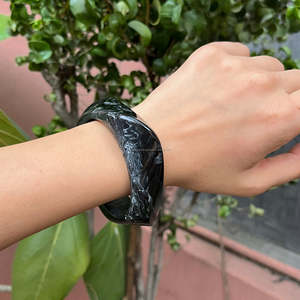 Bracelet épais en résine effet marbre noir fait à la main, bracelet élégant, bijoux pour femmes et filles, bracelet tendance, accessoire de mode, ange - Product Image 1