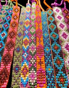 Bracelet artisanal en perles, bandes colorées, perles de pierre à motifs, noir/jaune/argent, certifié IGI pour la fabrication de bracelets - Product Image 1