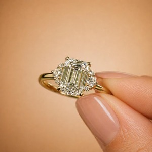 แหวนหมั้นเพชรทรงเหลี่ยมมรกต 14K ทองคำแท้ ได้รับการรับรองจาก IGI พร้อมวงแหวนแต่งงานแบบ Halo สำหรับผู้หญิง - Product Image 3