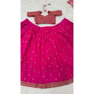 Lehenga Choli Rosa de Diseño FB para Fiestas, en Poliéster, con Lentejuelas y Trabajo Zari - Product Image 3