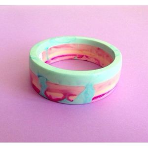 Pulseras de Resina y Madera que Combinan Tradición y Estilo - Accesorios de Moda con Cristales - Product Image 5