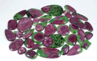 Radha Arts Quartz Rubis Naturel Cabochon Pierre Précieuse en Vrac Faite à la Main Formes Assorties Guérison Vert Rouge 25-45mm Certifiée par un tiers