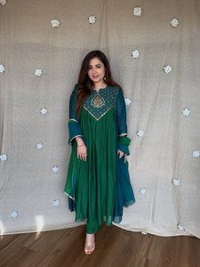 Traje Anarkali Tradicional Indio-Pakistaní Verde con Dupatta Bordada, Vestido Étnico para Mujer, Largo hasta el Tobillo, Corte Holgado - Product Image 4