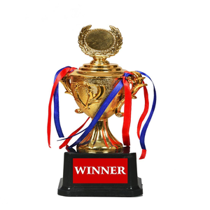 Coupe de trophée de luxe dorée avec poignées décoratives, rubans et base noire haut de gamme, trophée de championnat pour les sports - Product Image 1