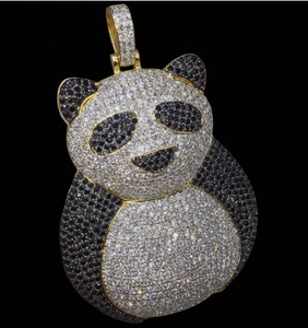 Pendentif personnalisé en forme de panda assis, serti de diamants, fabriqué à la main en or jaune 14 carats avec micro-pavé de diamants blancs et noirs - Product Image 1