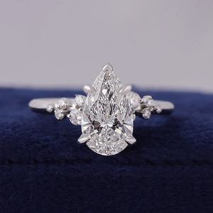 Bague de fiançailles en platine avec diamant de laboratoire taille poire et pierres latérales en diamant, certifiée IGI, style classique pour femme - Product Image 6