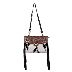 Sac à bandoulière en cuir de vachette fait main, style bohème, imprimé animal, fermeture éclair, durable pour les voyages - Fabriqué en Inde - Product Image 1