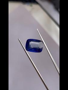 ไพลินสีน้ำเงินธรรมชาติ รับรองโดย GIA น้ำหนัก 5.46 กะรัต สีน้ำเงินเข้มพรีเมียม ความใสระดับเยี่ยม คุณภาพดีเยี่ยม สำหรับนักสะสม อัญมณีที่มีความเงางามสวยงาม - Product Image 2